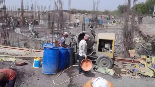 Video Indian Rural Construction Workers Working Developing Site Cement Concrete — Stock video