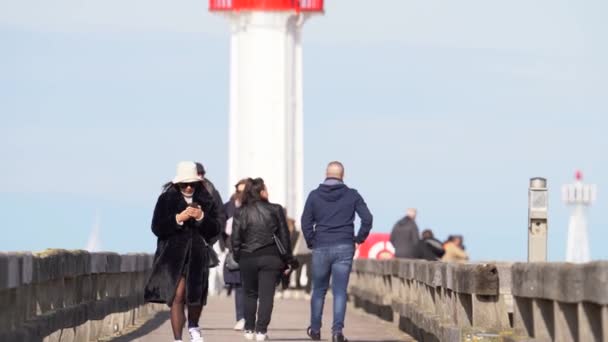 People Strolling Wooden Pier Leads Lighthouse Trouville Sur Mer Normandy — Αρχείο Βίντεο