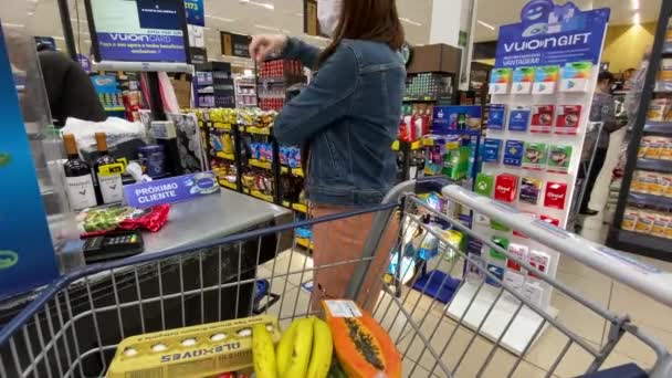 Lady Empty Cash Register Large Supermarket Waiting Line Covid Period — Vídeo de stock