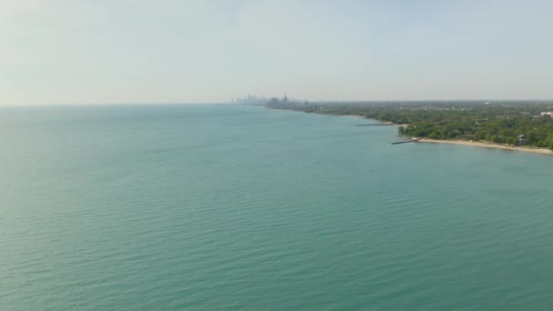 Drone Flies Blue Lake Michigan Waters Chicago Skyline Distance Green — Video Stock