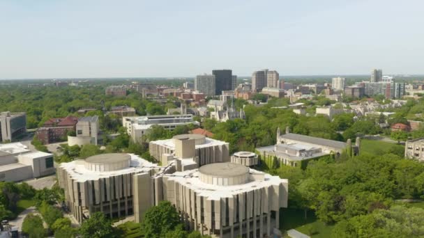 Cinematic Drone Flight Buildings Downtown Evanston Hot Summer Day — Vídeo de Stock