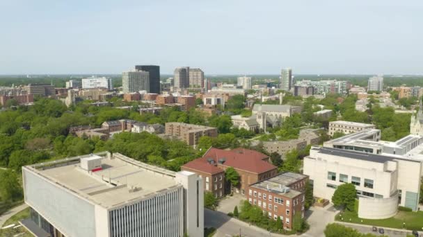 Aerial Pullback Away Evanston Reveals Lake Michigan Beach — Stockvideo