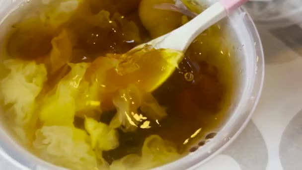 Traditional Chinese Herbal Peach Gum Dessert Rich Collagen — Stock video