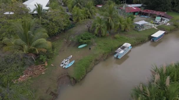 Man Standing Kayaks Boats Shore Rio Cotos Manuel Antonio Costa — Stock Video