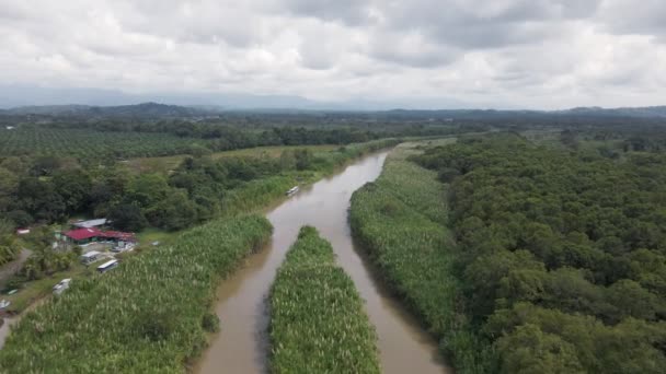 Descending Aerial View Brown Tropical River Few Small Boats Bright — Stock videók