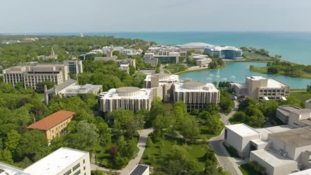 Drone Flies Prestigious Northwestern University Hot Summer Day Lakefill Fountain — Stockvideo