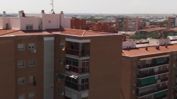 Edifícios Apartamentos Vermelhos Madrid Drone Aéreo Vista Cinematográfica — Vídeo de Stock