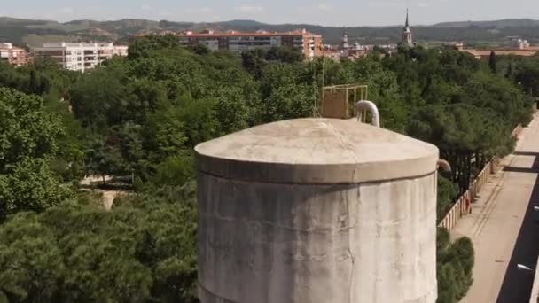 Tanque Agua Hormigón Con Ciudad Madrid Fondo Vista Aérea Ascendente — Vídeos de Stock