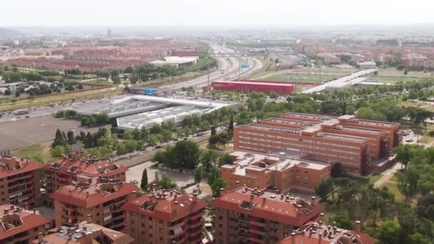 Förorter Madrid Stad Med Levande Lägenheter Och Motorväg Antenn Utsikt — Stockvideo