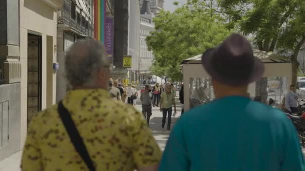 Amigos Mayores Caminando Por Las Calles Madrid Seguir Vista Atrás — Vídeo de stock