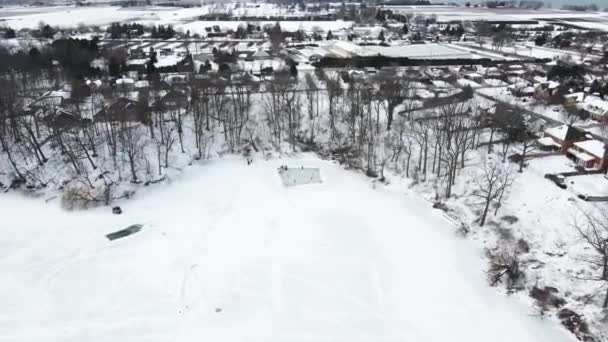 Grupo Personas Patinando Sobre Hielo Lago Congelado Martindale Pond Ontario — Vídeos de Stock