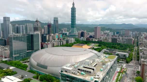 Снимок Воздушного Беспилотника Города Тайбэй Куполом Dajudan Башня 101 Горный — стоковое видео