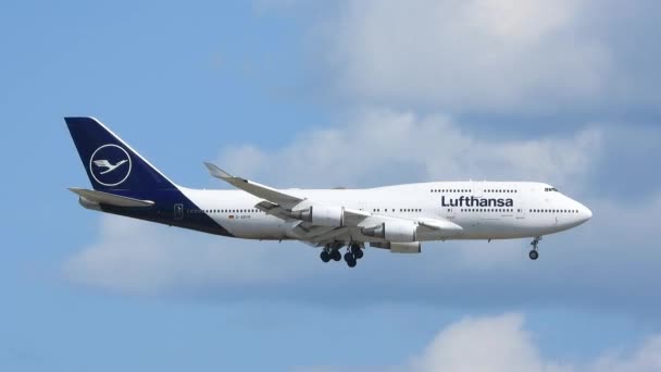 Airplane Landing Scenery Blue Sky Clouds Lufthansa Boeing 747 — Stock video