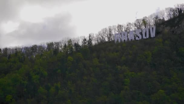 Braov Sign Tmpa Mountain Overlooks City Same Name Shoot Telephoto — Stockvideo