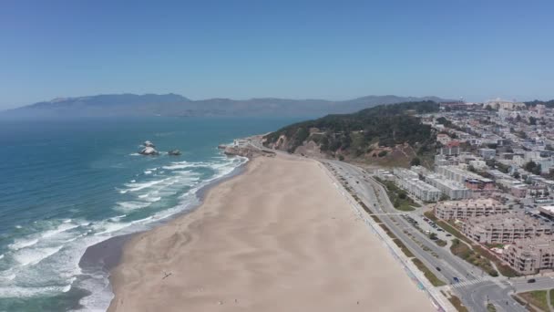 Zdjęcia Lotnicze Przelatujące Nad Ocean Beach Kierunku Land End San — Wideo stockowe