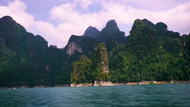 Segling Tidigare Cheow Lan Lake Limestone Cliffs Vid Khao Sok — Stockvideo