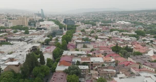 Pan Sinistra Drone Shot Del Nebbioso Panorama Tbilisi Quartiere Affollato — Video Stock