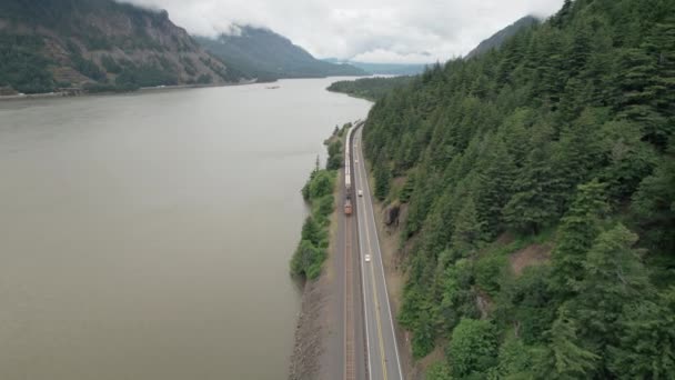 Godståg Trafik Längs Columbia River Färdas Mot Kameran Omvänd Antenn — Stockvideo