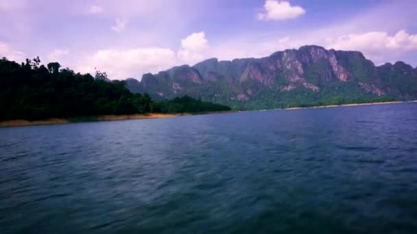 Speeding Cheow Lan Lake View Limestone Cliffs Background Khao Sok — Stok video