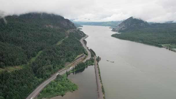 Aerial View Traffic Driving Columbia River Gorge Washington State — Vídeo de stock