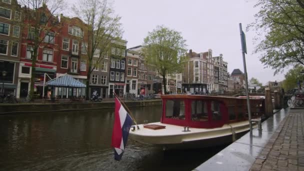 Amsterdam Holland Boat Canal Holland Flag Cloudy Day Static Wide — Video Stock