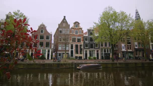 Amsterdam Canal Houses Historical Facade Architecture Wide Angle Static Shot — Vídeos de Stock