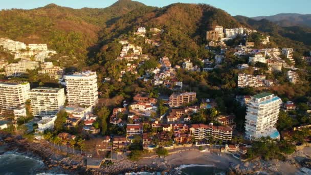 Hotels Aan Bergkust Playa Amapas Puerto Vallarta Mexico Bij Zonsondergang — Stockvideo