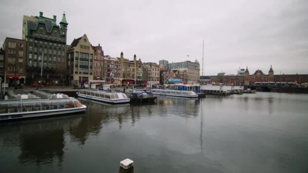 Amsterdam Netherland Central Station Old Town Static Wide Angle Shot — Stockvideo