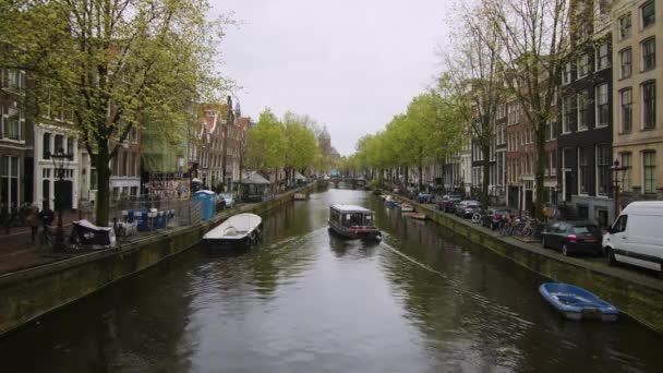 Old City Amsterdam Canal Spring Cloudy Day Docking Boats Wide — Stockvideo