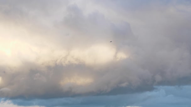 Σκηνή Των Νεφών Στον Ουρανό Και Αεροπλάνο Που Διέρχεται Από — Αρχείο Βίντεο