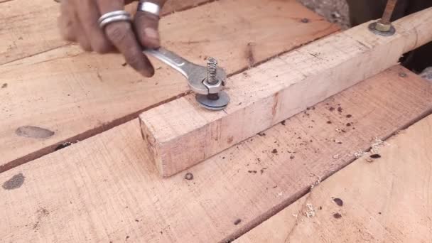 Carpenter Upevňovací Rukojeť Thela Gadi Wheelbarrow Podle Šroubu Matice Montážní — Stock video