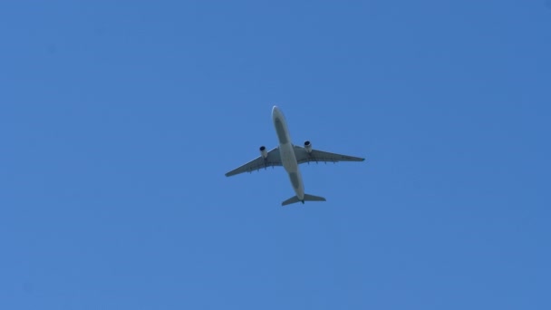 Tracking Shot Underside Passenger Plane Blue Sky — стоковое видео