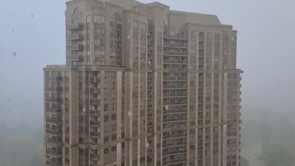 Vista Edificio Aislado Gran Altura Bajo Cielo Nublado Durante Tormenta — Vídeo de stock