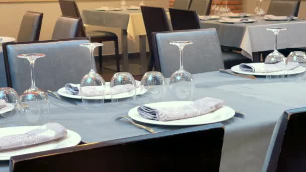 Panning Empty Spanish Restaurant Dining Room Well Dressed Tables — Video Stock