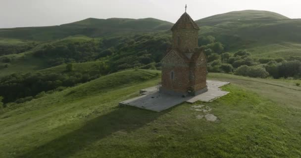 Liten Tegel Saint George Kyrkan Ligger Didgori Valley Georgien — Stockvideo