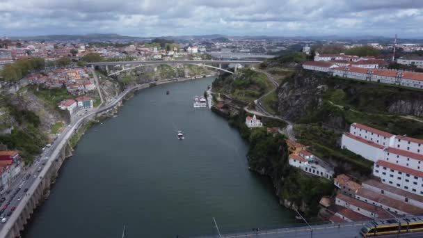 Vuelo Aéreo Hacia Atrás Sobre Río Duero Revelando Ciudad Oporto — Vídeos de Stock
