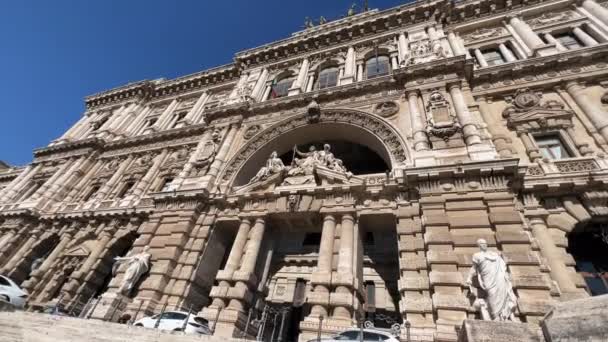 Blick Vom Sockel Auf Die Exquisite Fassade Des Römischen Justizpalastes — Stockvideo
