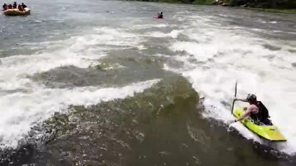 Vista Aérea Kayak Descendiendo Piruetas Través Las Aguas Arremolinadas Del — Vídeos de Stock