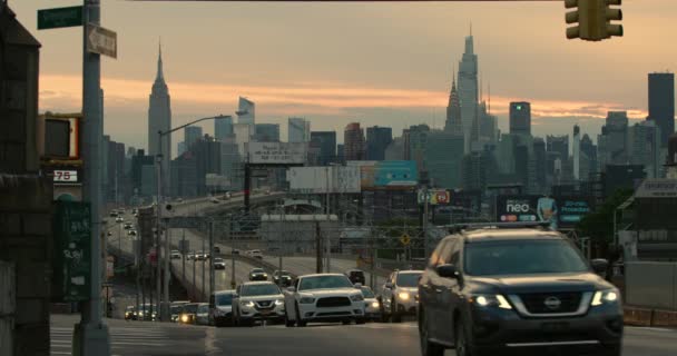 New York City Skyline Met Straatverkeer Voetgangers Voorgrond — Stockvideo