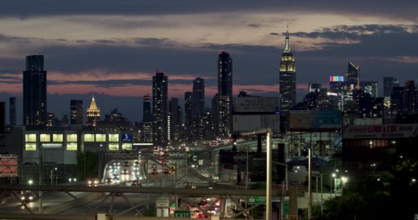 New York City Skyline Autópálya Naplemente Után Drámai Égbolttal — Stock videók