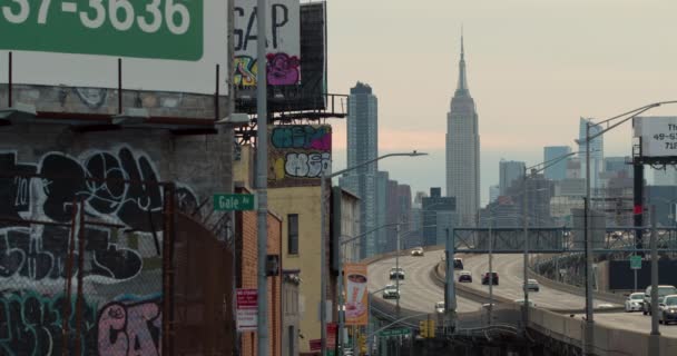 Empire State Building Traffic Highway Sett Från Queens New York — Stockvideo