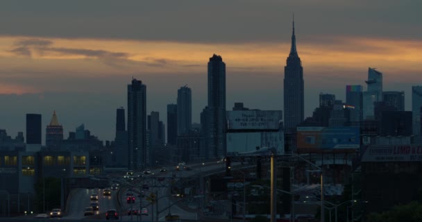 New York City Skyline Highway Silhouetted Dramatic Sunset — Stockvideo