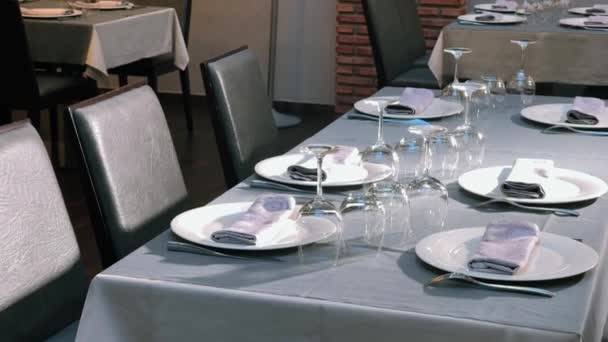 Общий Вид Столовой Испанского Ресторана Картинами Украшающими Кирпичные Стены — стоковое видео