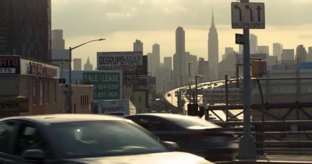 Frau Überquert Kreuzung Queens New York Mit Manhattan Skyline Der — Stockvideo