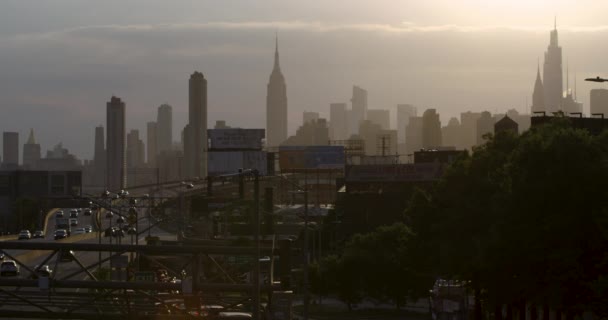 New York City Skyline Queens New York Silhouetted Late Afternoon — 图库视频影像