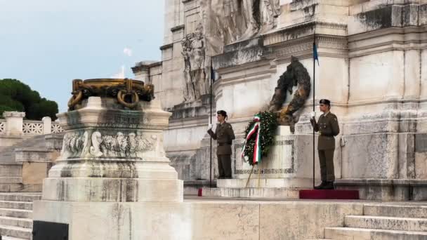 Soldiers Stand Guard Vittorio Emanuele Monument Rome — ストック動画