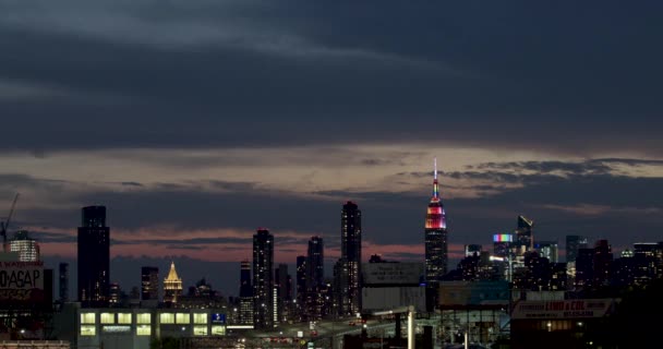 New York City Skyline Dramatic Sky Empire State Building Lit — Vídeo de stock