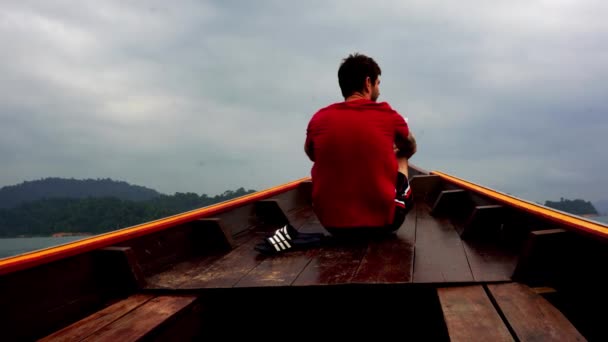 Male Traveller Sat Forward Bow Longtail Boat Sailing Cheow Lan — Vídeo de Stock