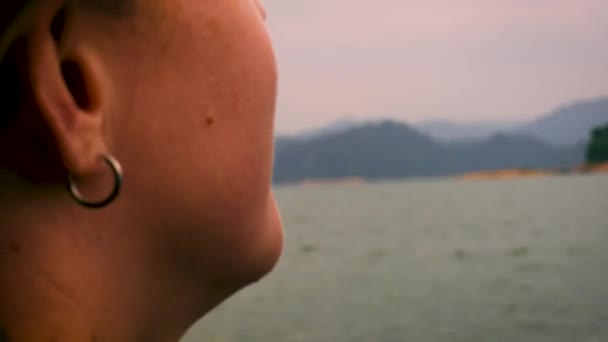 Vue Rapprochée Côté Droit Des Voyageurs Féminins Naviguant Long Lac — Video