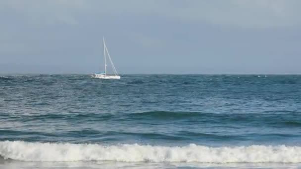 White Sailboat Moving Fast Waves Sea Flying Boat Full Sailing — Videoclip de stoc